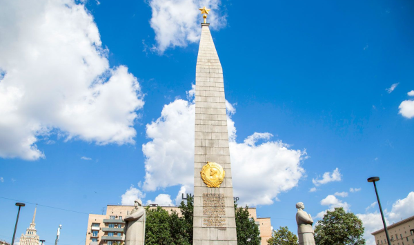 Вокруг памятника «Москва - город-герой» разобьют клумбы из колеусов и красных пеларгоний