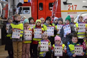Знакомство с профессией огнеборца: первоклассники побывали в пожарно‑спасательном отряде