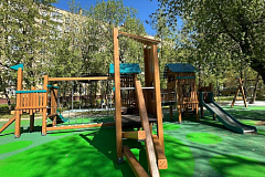 На детских площадках Поклонной улицы обновили оборудование