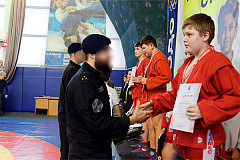 Сотрудники СОБР «Столица» столичного главка Росгвардии поздравили победителей и призеров турнира "Самбо-70"